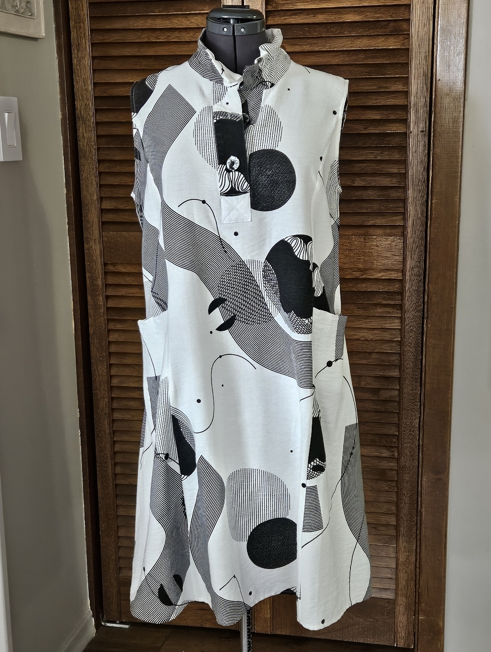 Sleeveless Black & White Abstract Print Dress